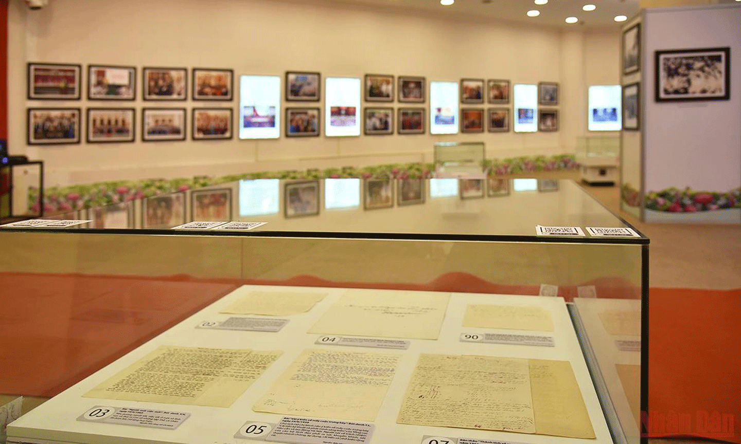 Tư tưởng “Văn hóa soi đường cho quốc dân đi” còn được thể hiện rõ qua từng bức thư Bác gửi các trí thức, văn nghệ sĩ. (Ảnh: Minh Duy)