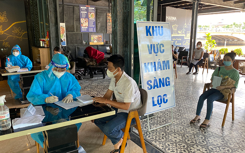 Khám sàng lọc trước khi tiêm vắc-xin cho người dân thành phố Long Xuyên, tỉnh An Giang.