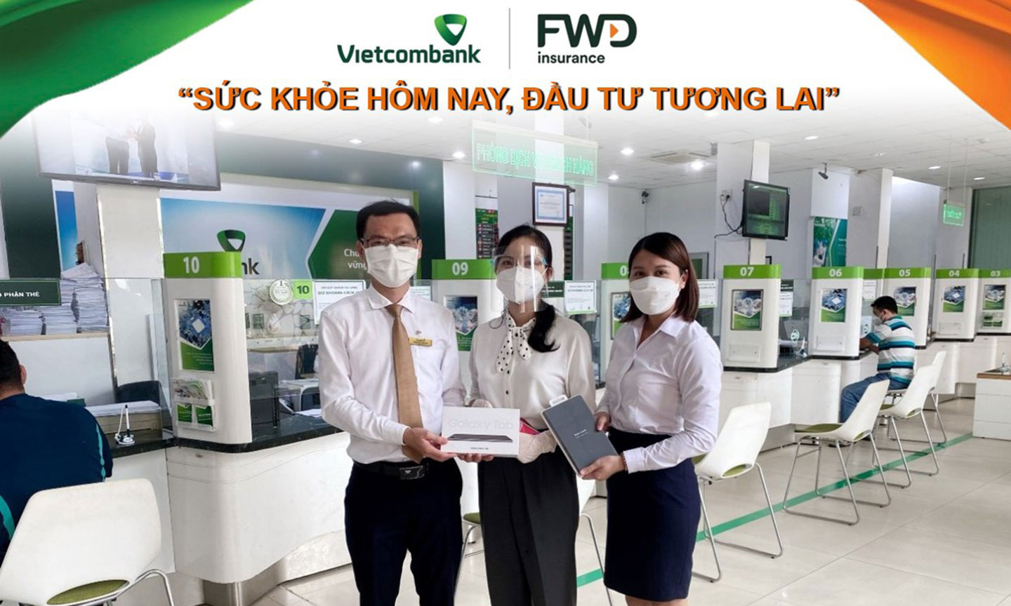 Ông Phan Chí Phương – Phụ trách phòng DVKH Vietcombank Tiền Giang trao quà tặng giải nhất cho khách hàng may mắn
