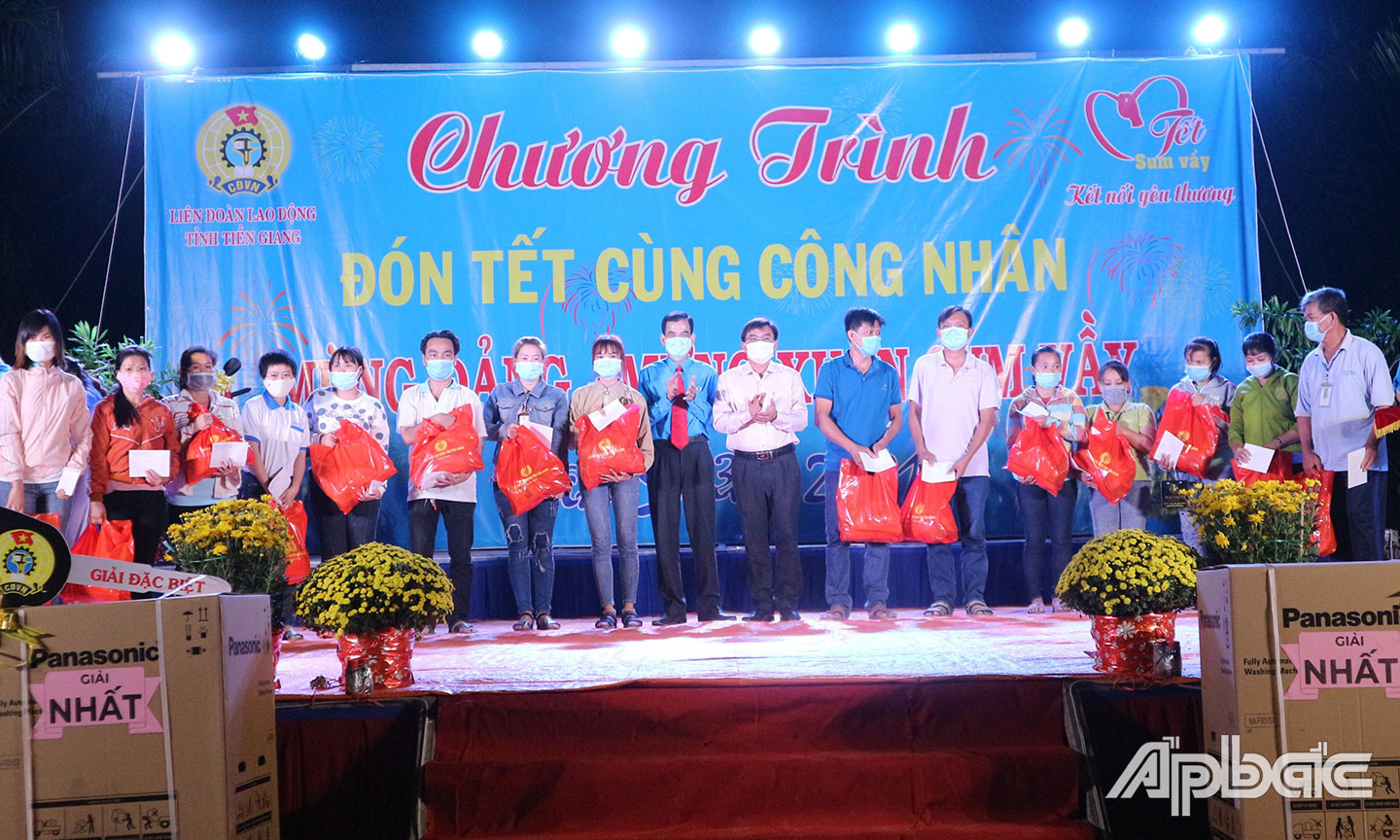 LĐLĐ tỉnh tổ chức Chương trình Đón tết cùng công nhân, Mừng Đảng - Mừng Xuân sum vầy năm 2021 và trao quà cho CNLĐ khó khăn.