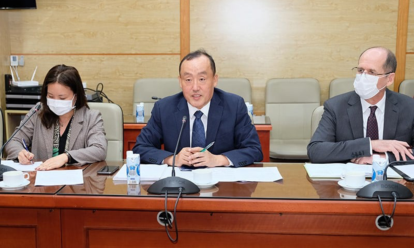 TS Kidong Park phát biểu tại cuộc họp.