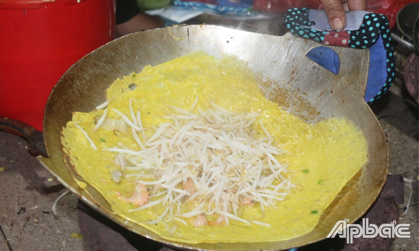 Chảo chiên bánh thường là chảo gang để bánh được giòn hơn.