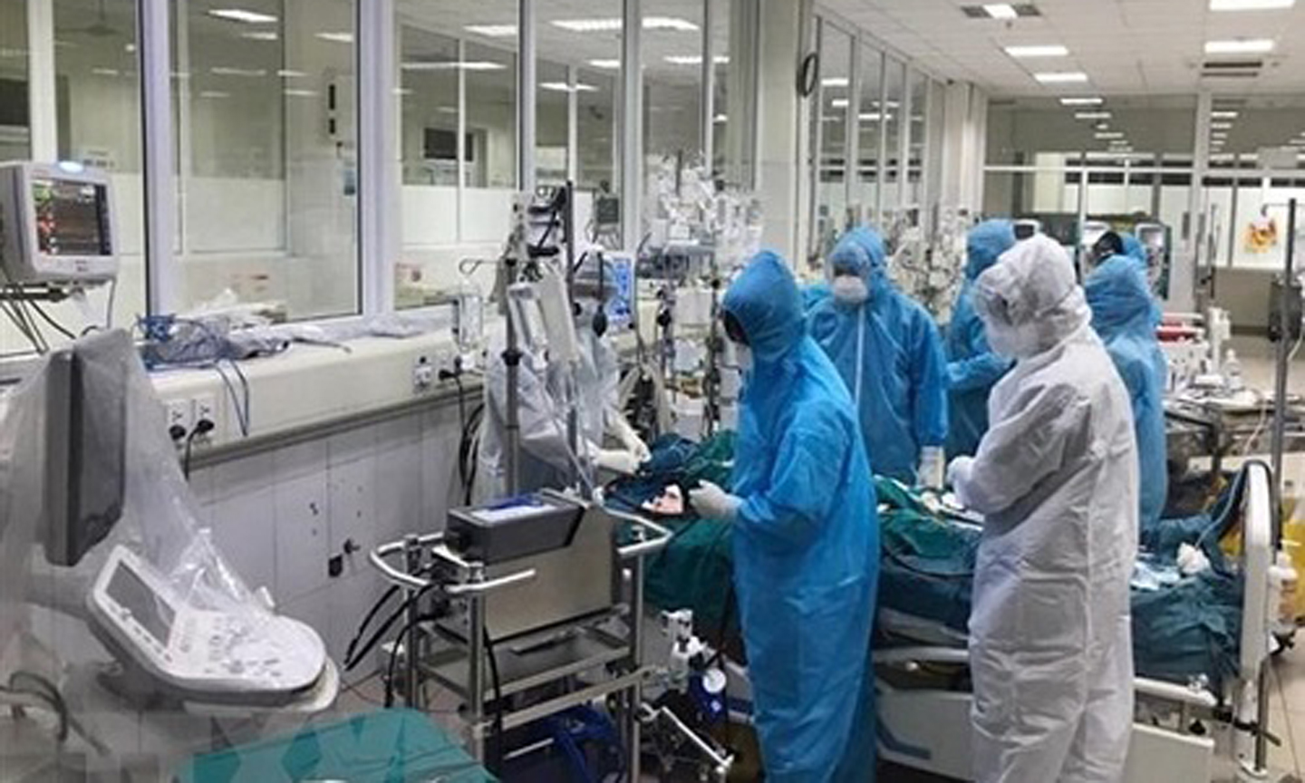 Điều trị bệnh nhân nhiễm COVID-19.