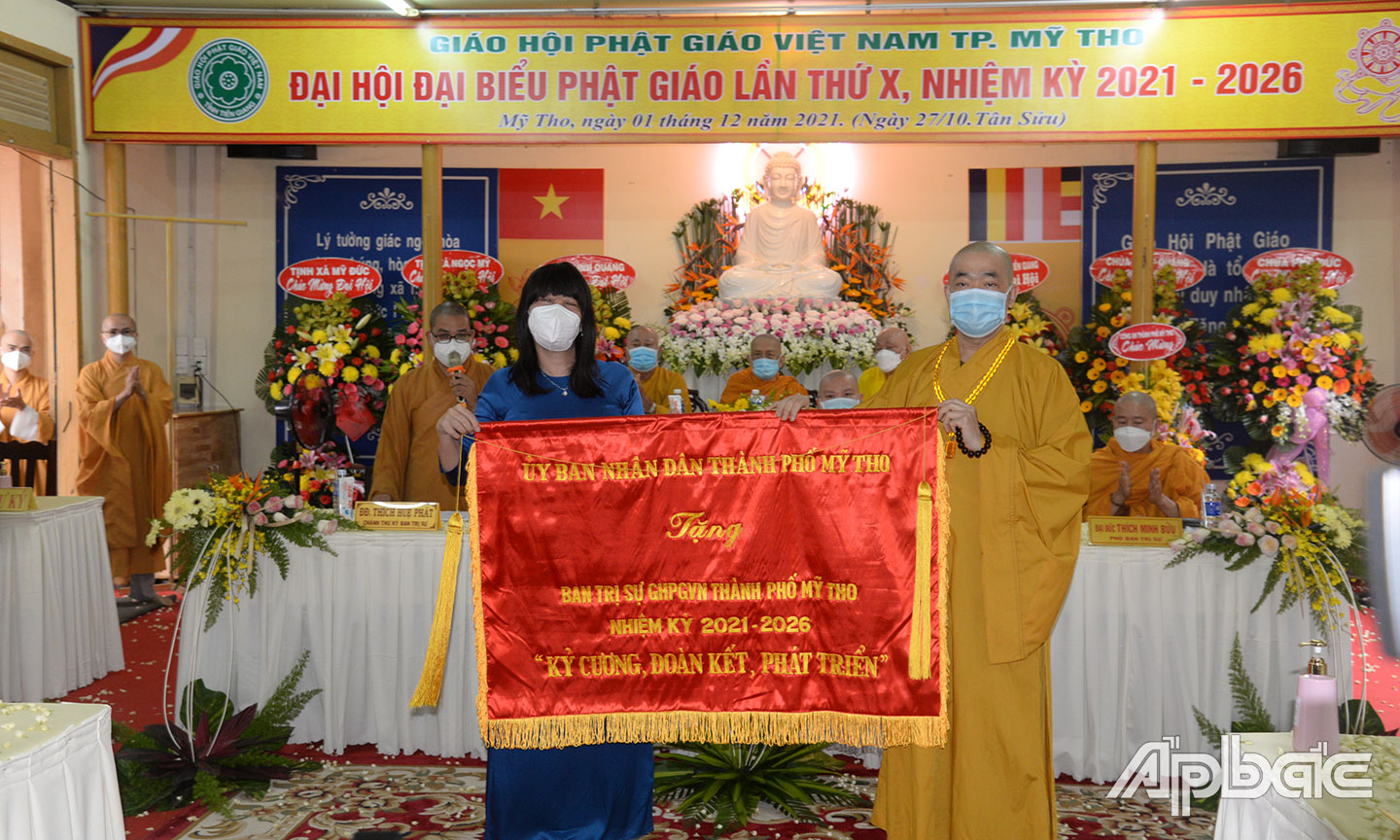 Phó Chủ tịch UBND TP. Mỹ Tho Lê Thị Bé Phượng trao Bức trướng của UBND thành phố tặng Ban Trị sự Phật giáo thành phố.