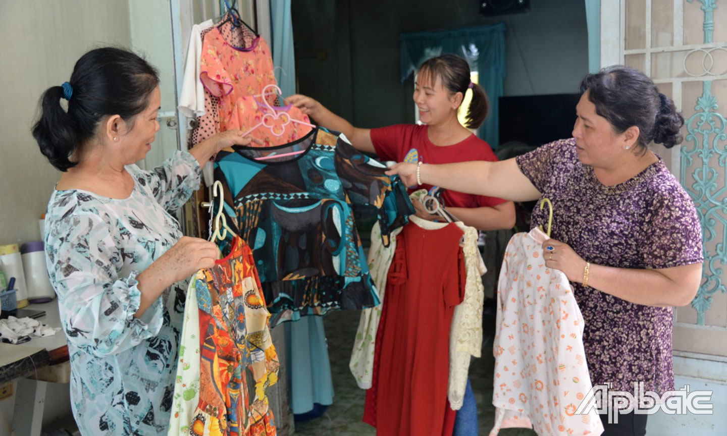 Chị Cao Thị Phương Đông (bìa phải) tìm hiểu các mô hình khởi nghiệp  của HVPN phường 10.