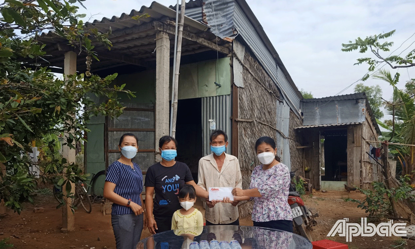 Đại diện chi đoàn Báo Ấp Bắc trao 45 triệu đồng của Công ty TNHH Nam Tây Đô Pa cho lãnh đạo xã Phú Đông và gia đình chị Nhung.