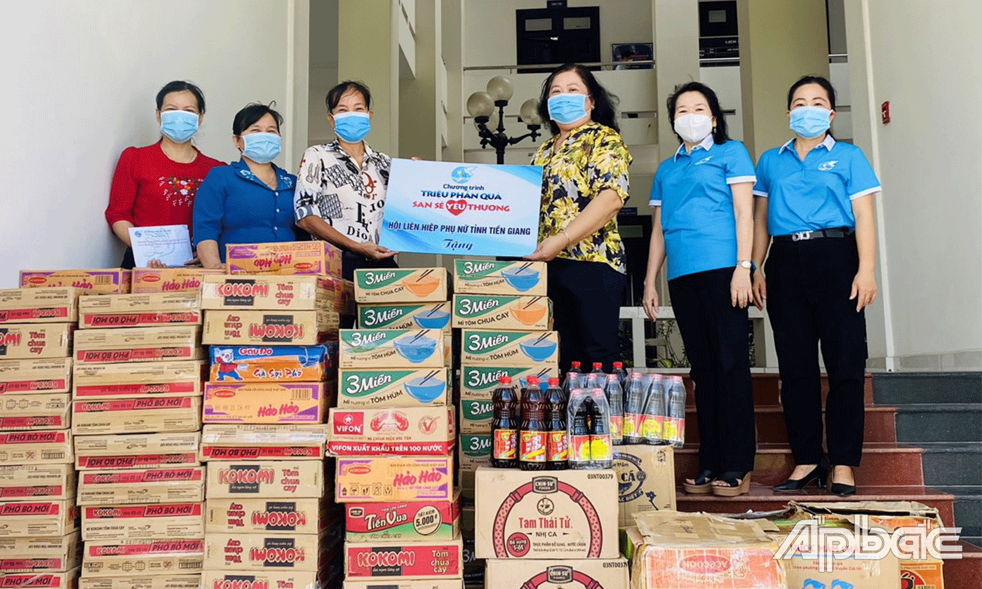 Hàng ngàn phần quà đã được trao cho phụ nữ khó khăn do dịch covid-19.
