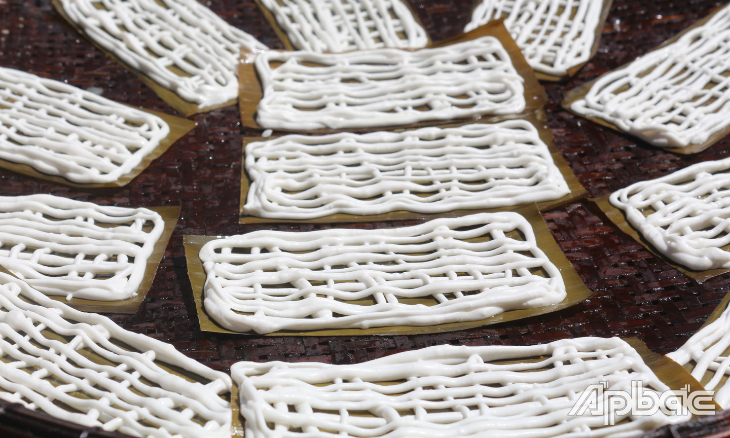 Bánh nghệ khi vừa được rê bánh xong, chuẩn bị cho công đoạn hấp chín.