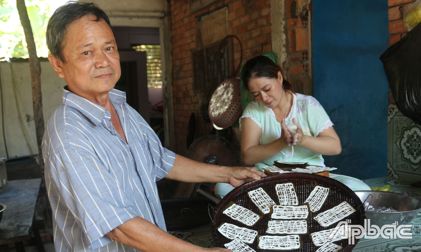 Chú Đặng Ngọc Sơn, chủ lò đời thứ 3 làm bánh nghệ ở xã Tân Tây cho biết, làm bánh nghệ không khó, bởi nguyên liệu làm bánh là từ bột nếp và bột gạo pha trộn,  chỉ khó là làm sao pha bột cho thật mịn, dẻo thì mới có thể làm ra chiếc bánh nghệ ngon