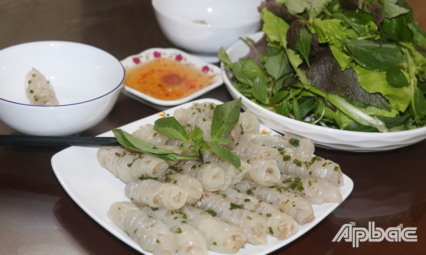 Vị tươi mát của rau kết hợp với vị béo của thịt, độ dẻo, mềm mại của bánh, tất cả trộn lẫn vào nhau tạo nên một món bánh nghệ Gò Công thật tuyệt vời.