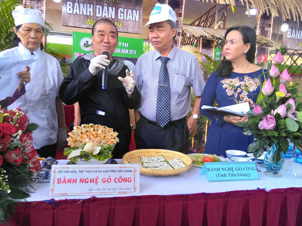 Nghệ nhân Lê Văn Kỷ (thường gọi là chú Năm Lâm), người không chỉ làm bánh nghệ nổi tiếng của xứ Tân Tây, mà còn là người làm ra chiếc bánh nghệ Gò Công đoạt Huy chương Vàng tại Hội thi Bánh dân gian năm 2019 tại TP. Cần Thơ.