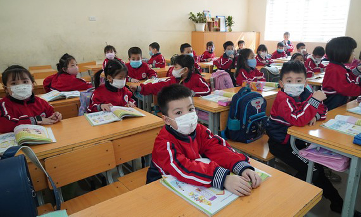 Nhiều nơi, học sinh tiểu học vẫn chưa được đến trường học trực tiếp. Ảnh: QUANG PHÚC