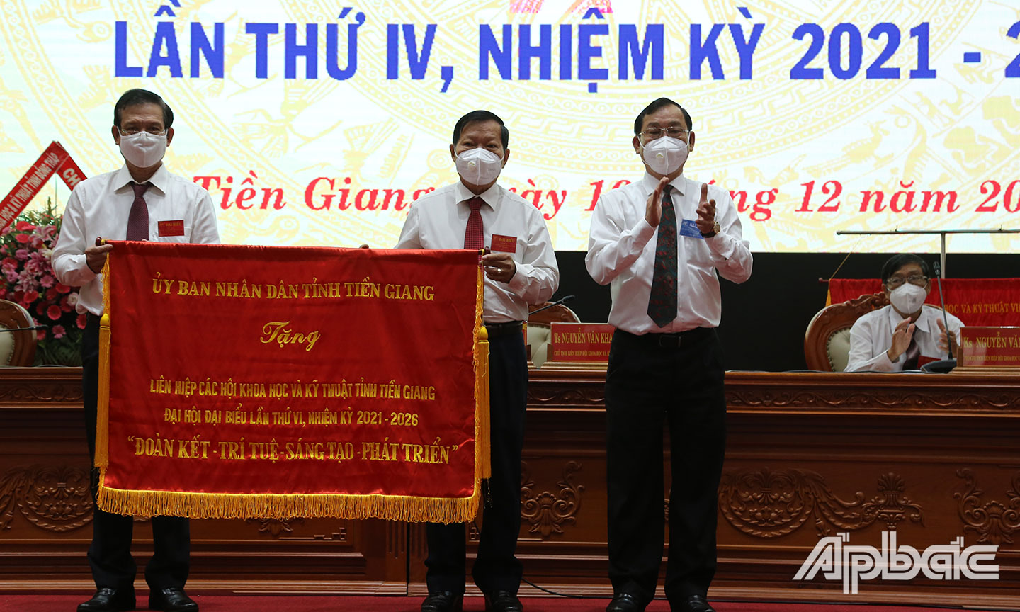 Liên hiệp Hội nhận bức trướng “Đoàn kết - Trí tuệ- Sáng tạo- Phát triển” của UBND tỉnh.