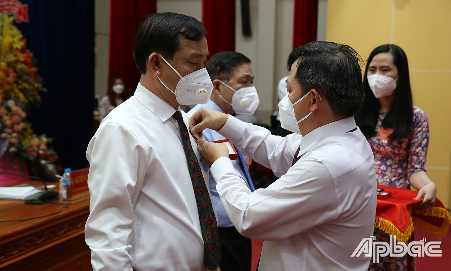 Trao kỷ niệm chương vì sự nghiệp các hội khoa học kỹ thuật.