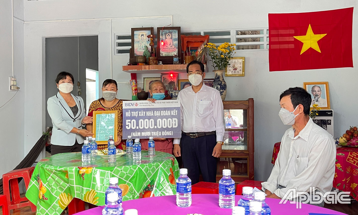 Trao nhà “Đại đoàn kết” cho hộ nghèo, gia đình khó khăn từ Quỹ Vì người nghèo. Ảnh: THẮNG LÊ