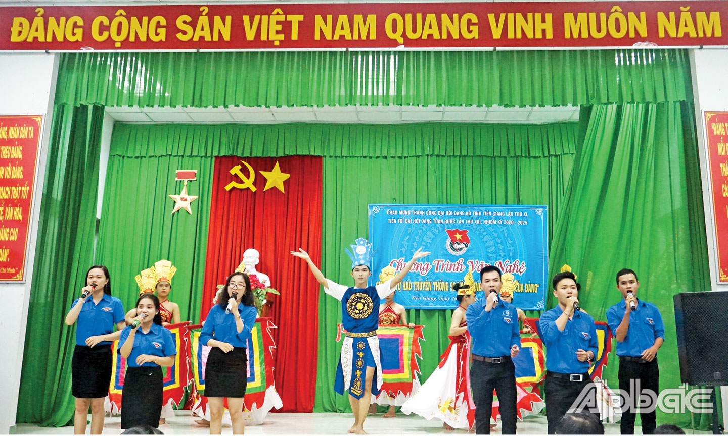 Đội Văn nghệ TCM của Trường Đại học Tiền Giang tham gia tuyên truyền ca khúc cách mạng tại các địa phương trong tỉnh Tiền Giang.