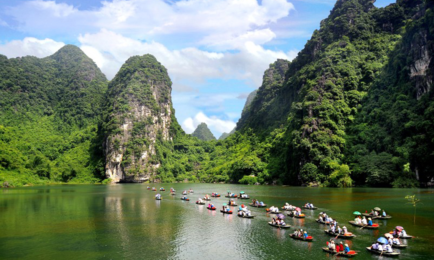 Du khách thăm quan Tràng An (Ảnh minh họa)