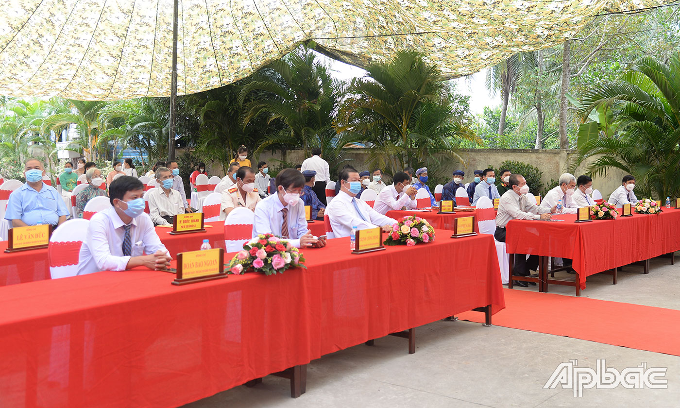 Đại biểu tham dự buổi lễ.