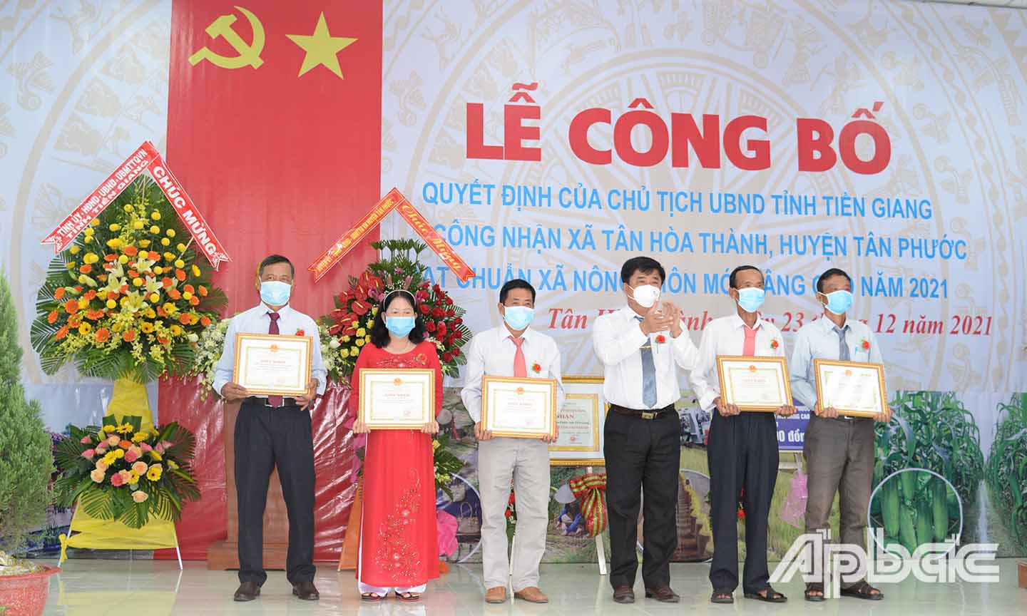 Các cá nhân, tập thể được UBND huyện tặng giấy khen.