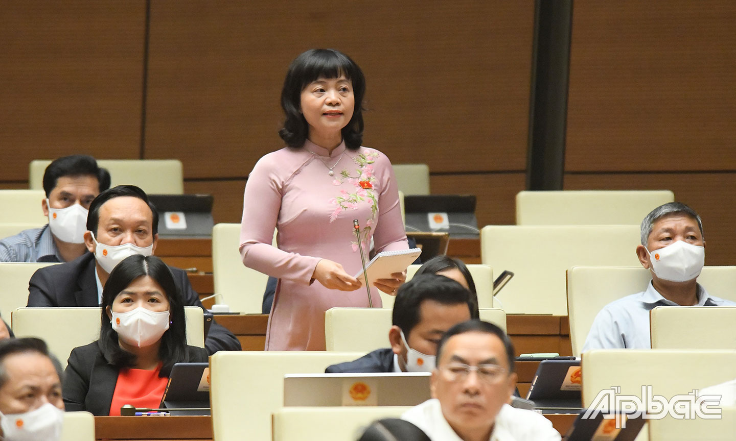 Đại biểu Nguyễn Thanh Cầm, Ủy viên  Thường trực Ủy ban Xã hội của Quốc hội  khóa XV, Đoàn ĐBQH tỉnh Tiền Giang chất vấn các vấn đề liên quan đến bình đẳng giới tại  Kỳ họp thứ 2 - Quốc hội khóa XV.