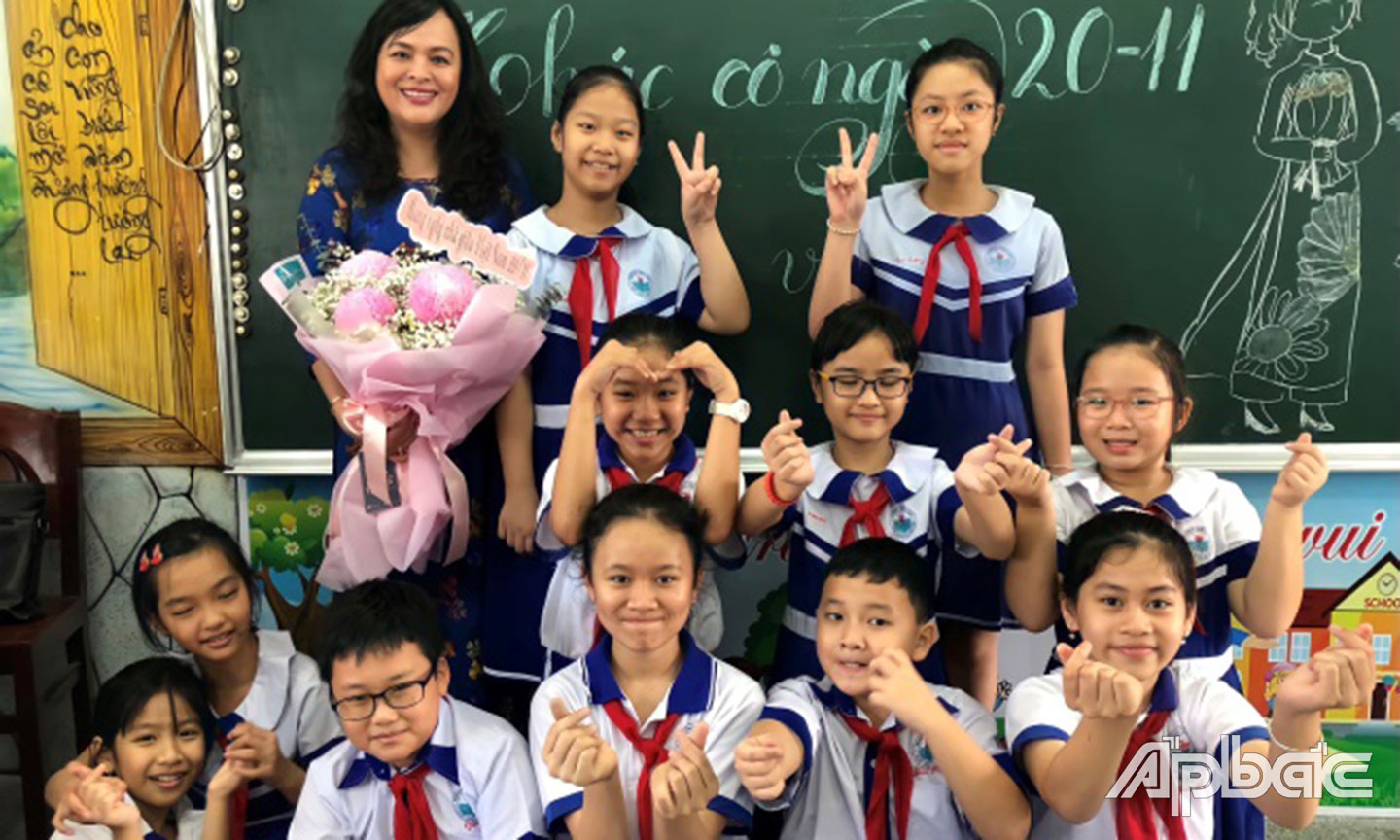 Cô Oanh bên các học trò của mình. (Ảnh chụp khi dịch Covid-19 chưa bùng phát).