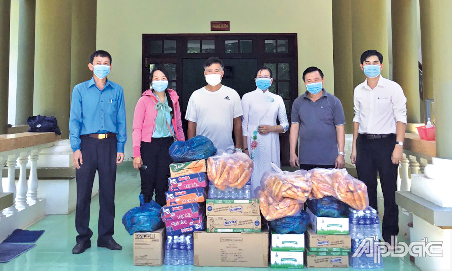 LĐLĐ TX. Cai Lậy cùng các ngành, đoàn thể thị xã tiếp nhận và trao tặng quà cho tuyến đầu chống dịch tại xã Mỹ Phước Tây.