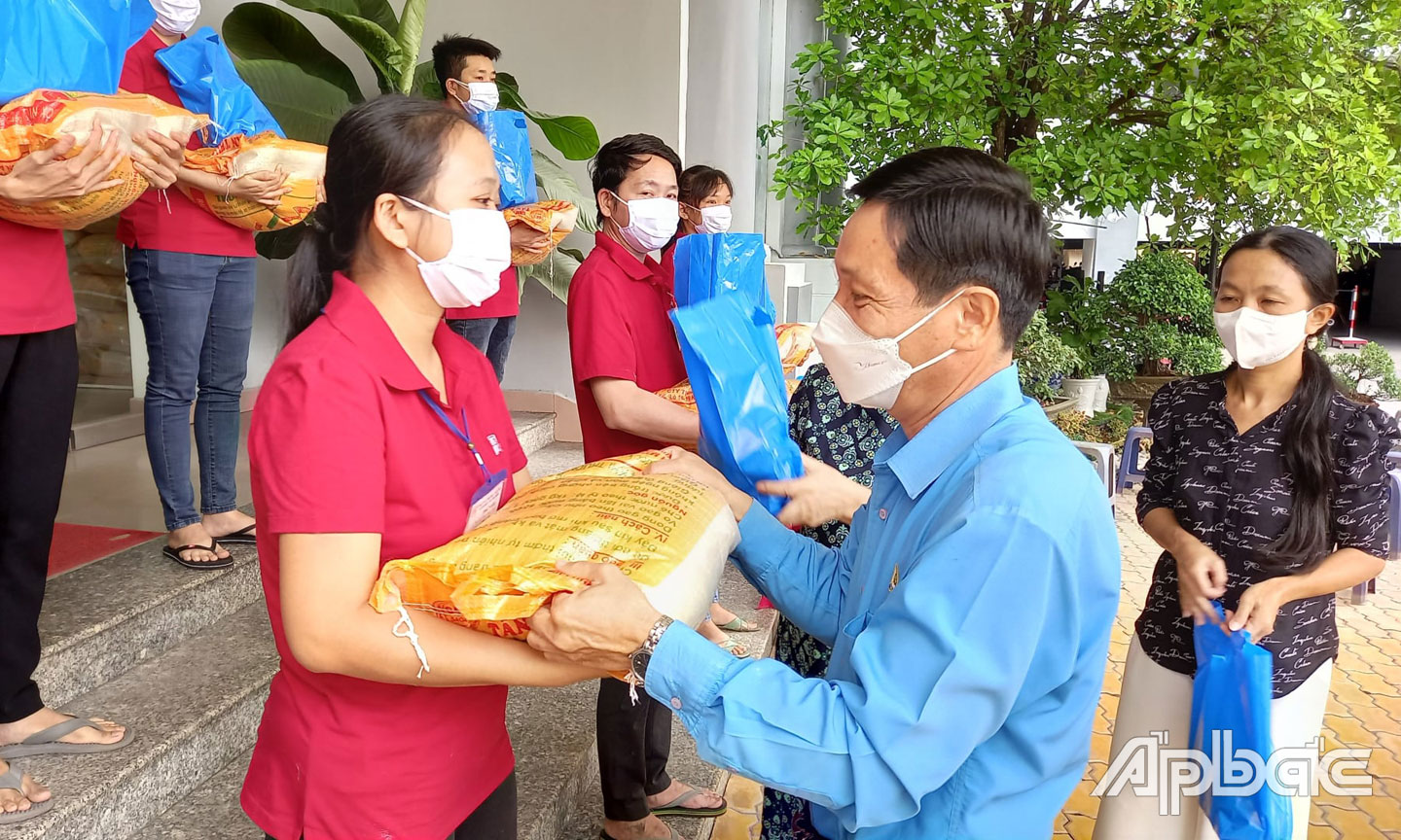 Đồng chí Lê Minh Hùng trao quà cho CĐV, công nhân, viên chức, lao động gặp khó khăn do dịch Covid-19.