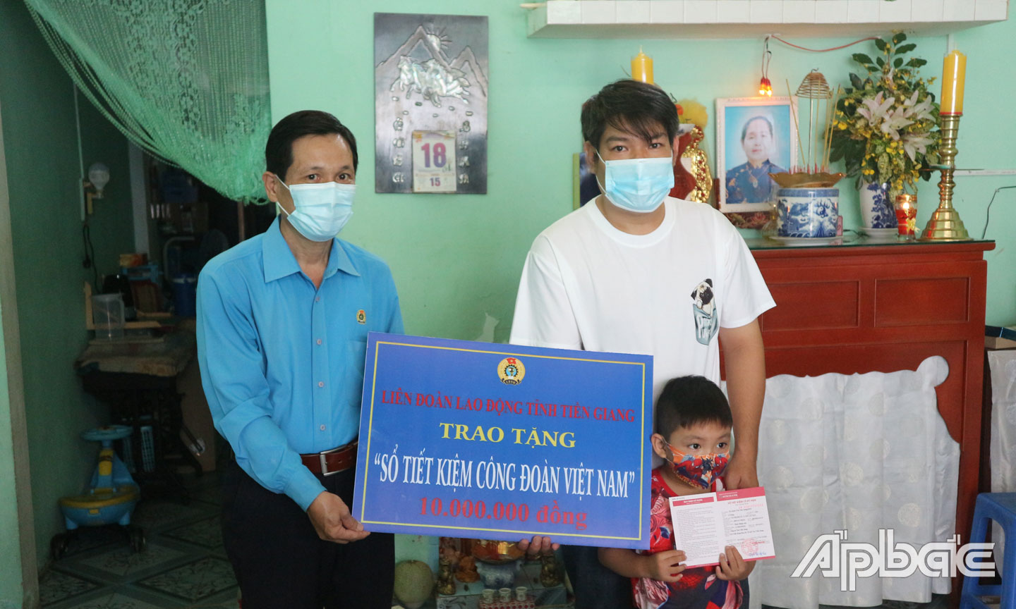 Đồng chí Lê Minh Hùng trao “Sổ tiết kiệm Công đoàn Việt Nam” cho trẻ mồ côi là con CĐV, công nhân, viên chức, lao động tử vong do dịch Covid-19.