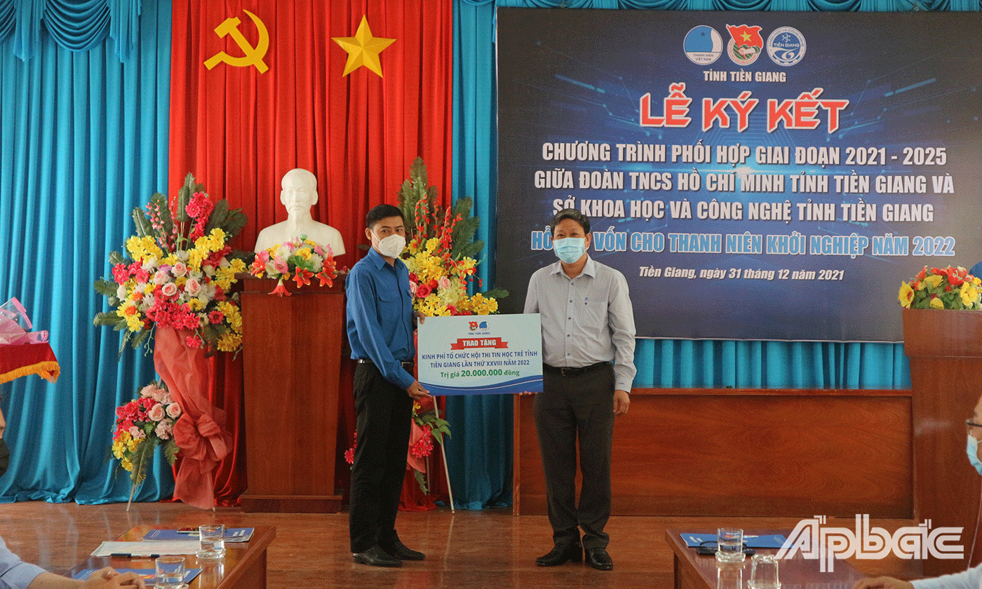 Sở Khoa học và Công nghệ tỉnh Tiền Giang đã trao bảng tượng trưng hỗ trợ kinh phí tổ chức Hội thi tin học trẻ tỉnh Tiền Giang lần XXVIII, năm 2022