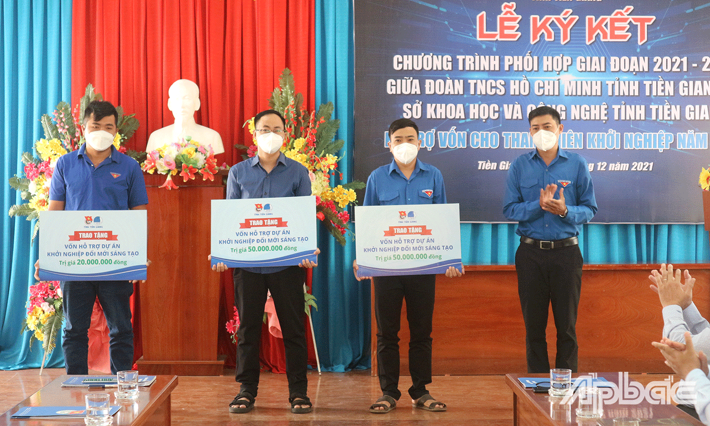 Ban Thường vụ Tỉnh Đoàn trao vốn hỗ trợ cho 3 thanh niên khởi nghiệp sáng tạo.