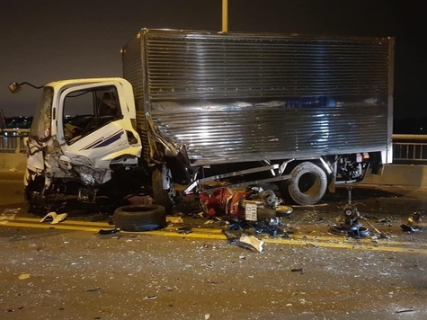 Xe 4 chỗ tông xe tải trên cầu Rạch Miễu, 3 người bị thương