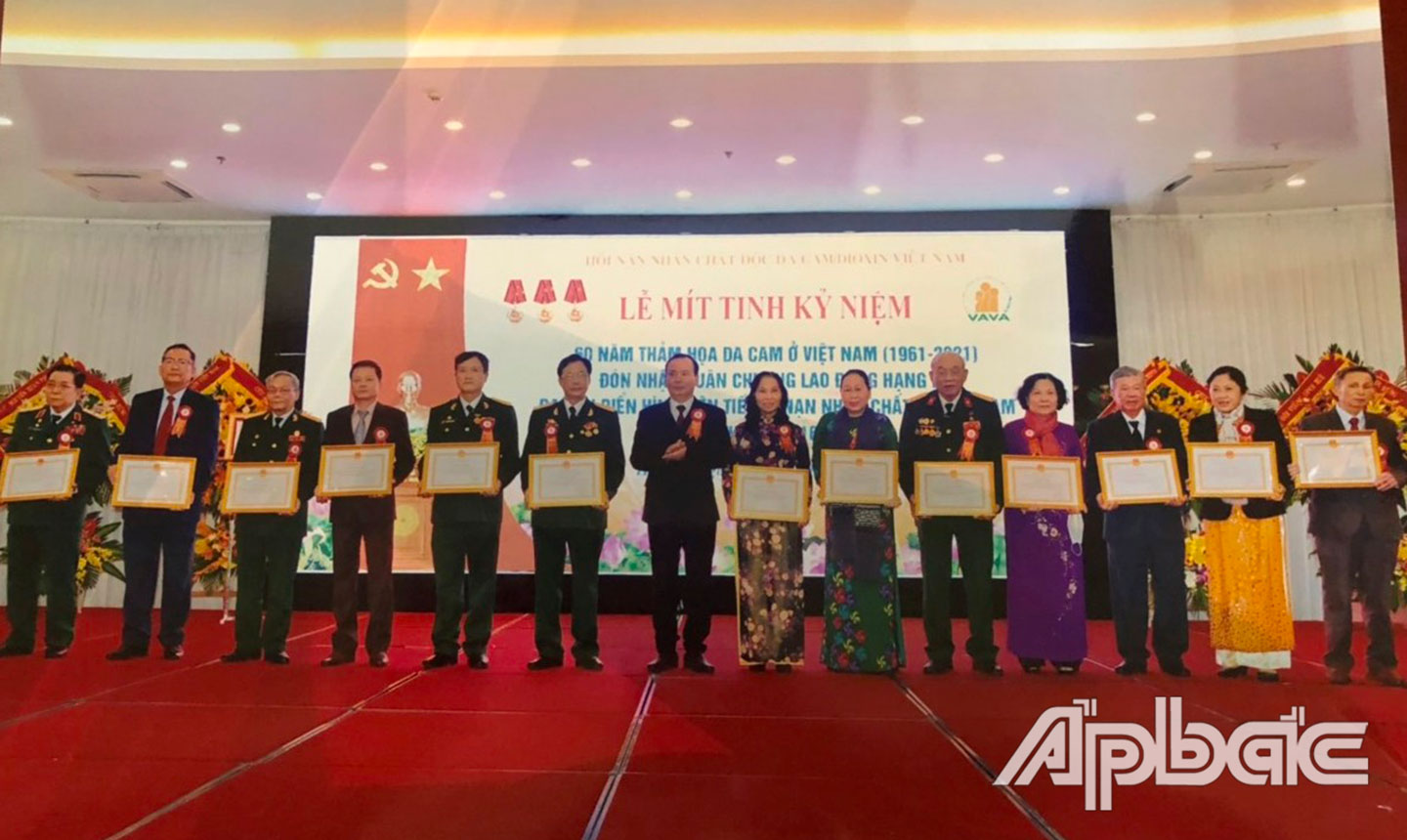 Tại Lễ mít tinh kỷ niệm 60 năm thảm họa da cam ở Việt Nam diễn ra tại Hà Nội, đồng chí Dương Thị Lệ (thứ 2 bên phải) đã nhận Bằng khen của Ban Dân Vận Trung ương trao tặng Hội NNCĐDC tỉnh Tiền Giang đạt thành tích 5 năm thực hiện Chỉ thị 43.
