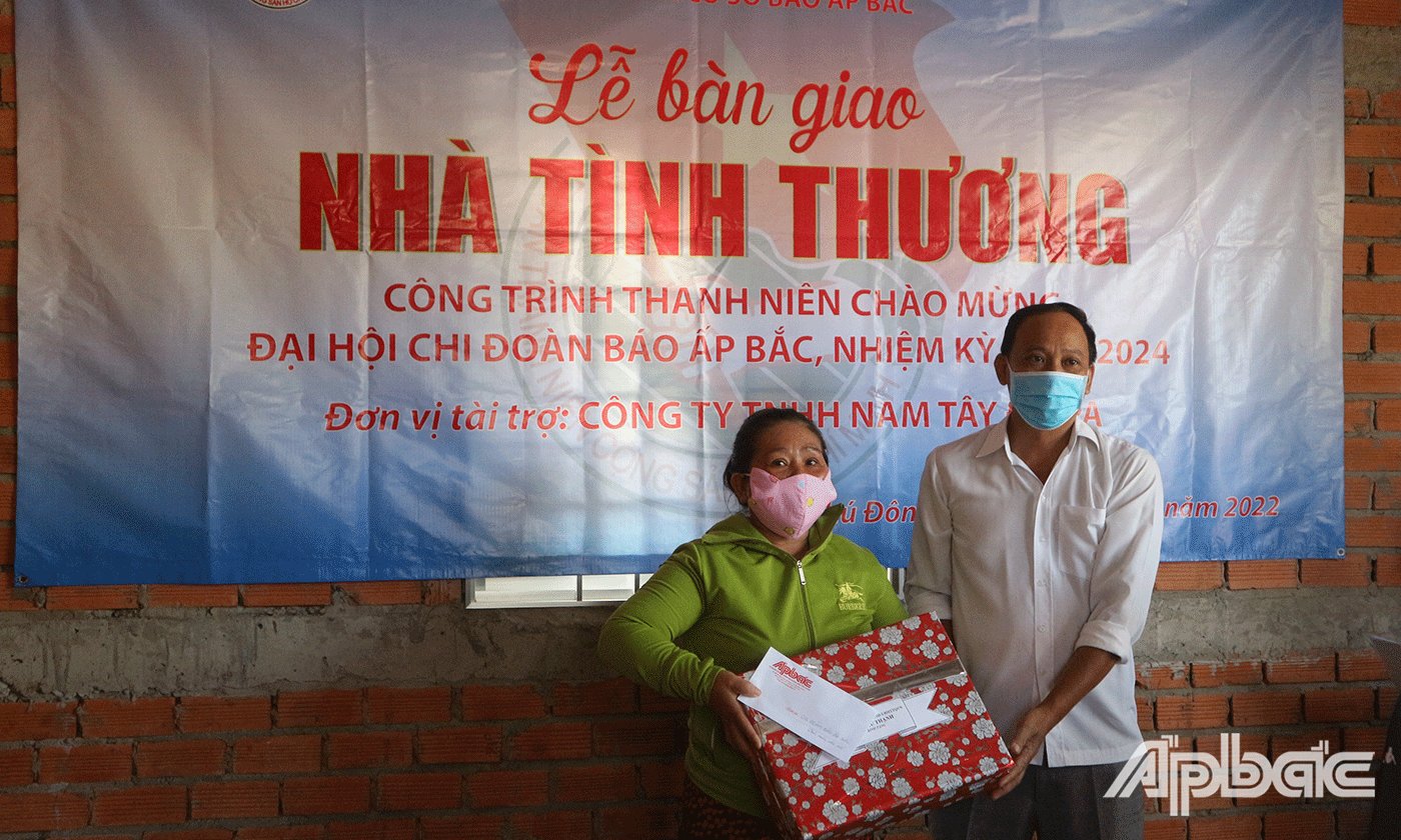 các đoàn thể xã Phú Thạnh đã tặng 2 gia đình nhiều phần quà.