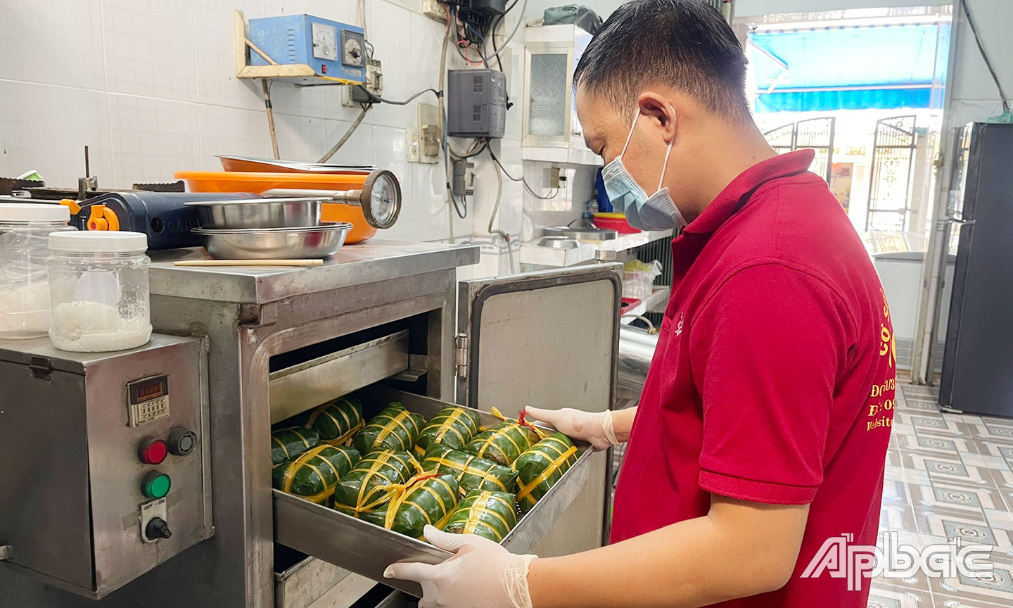 Anh Lê Trung Hiếu đang chế biến chả lụa.