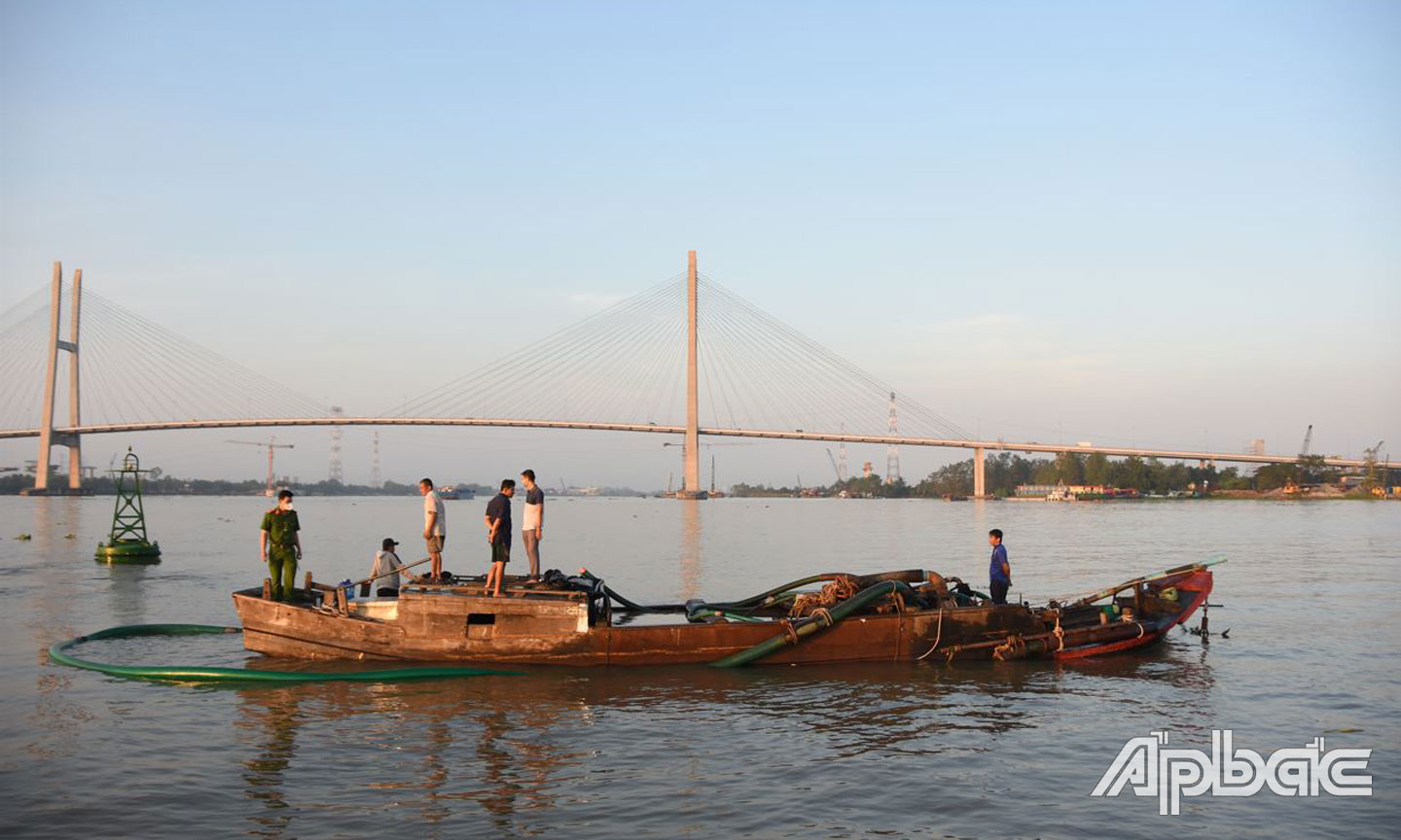 Một vụ khai thác cát trái phép bị bắt quả tang trong cao điểm tấn công, trấn áp tội phạm đảm bảo ANTT  Tết Nguyên đán Nhâm Dần 2022. 		Ảnh: TRỌNG TÍN