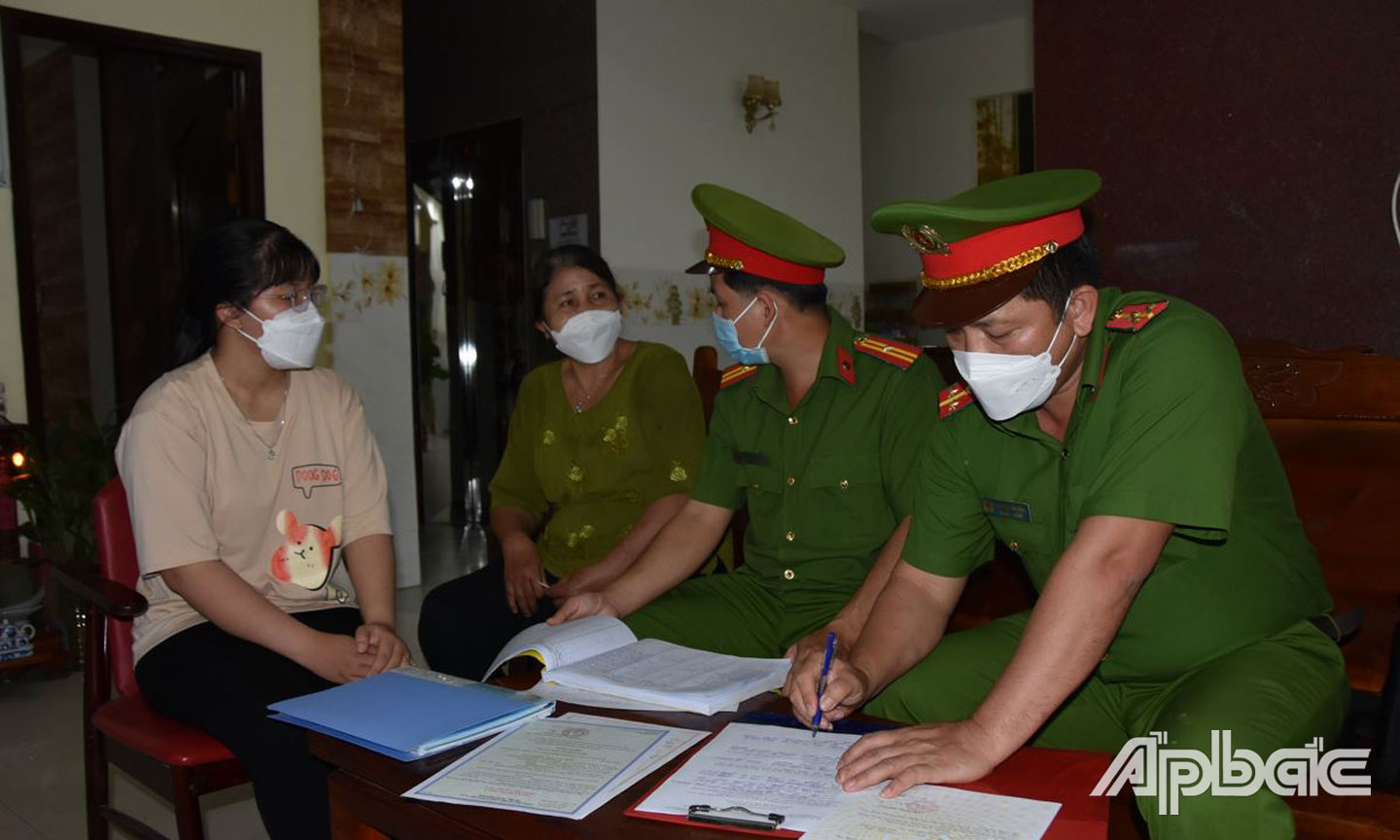 Kiểm tra cơ sở kinh doanh có điều kiện, tuyên truyền phòng ngừa tội phạm. 		Ảnh: TRỌNG TÍN