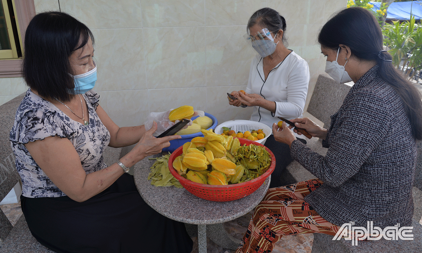 Hơn 3 năm nay cô Phi Yến còn làm thêm mứt xoài và mứt khế.