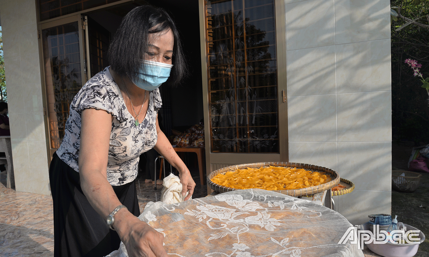 Mứt xoài và mứt khế được cô Phi Yến phơi thật cẩn thận.