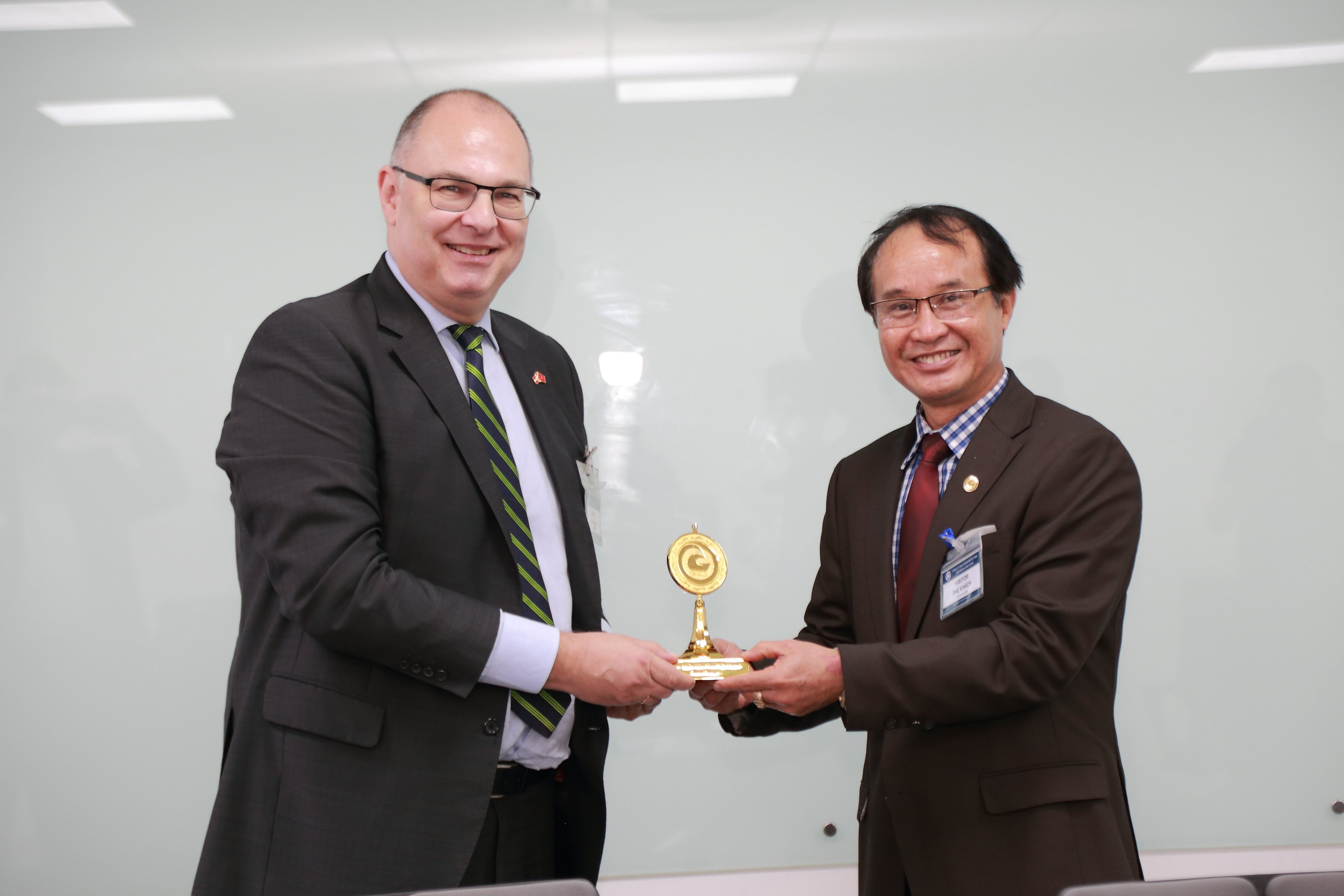 Giám đốc Sở Ngoại vụ tỉnh Tiền Giang Lưu Văn Phi trao biểu tượng Tiền Giang cho lãnh đạo công ty.