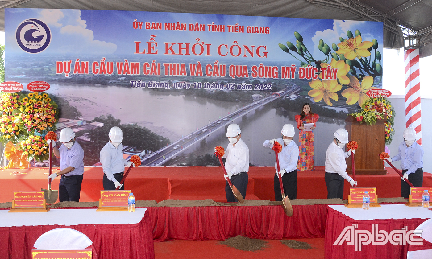 Các đại biểu thực hiện nghi thức khởi công Dự án.