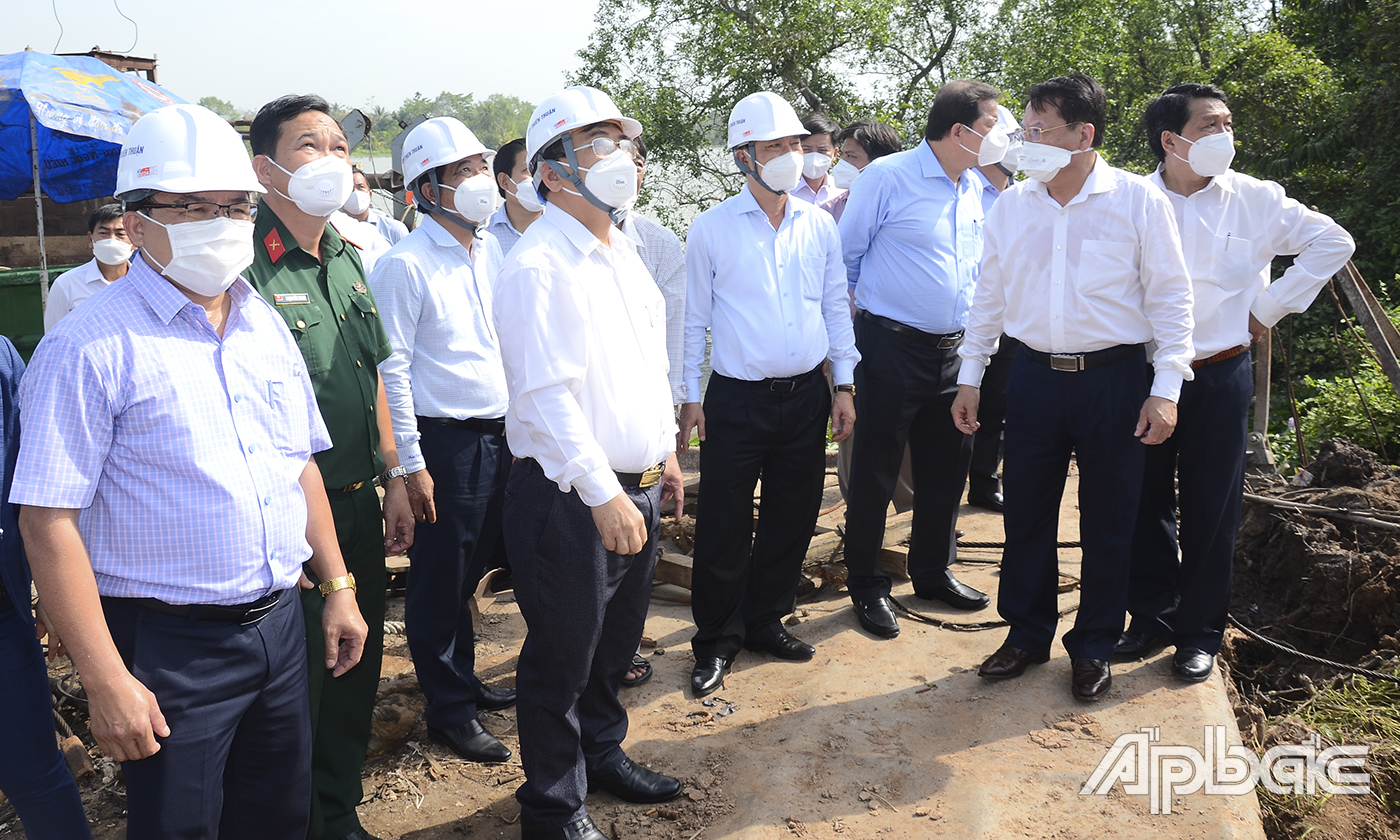 Các đại biểu đến công trường Dự án Cầu Vàm Cái Thia.