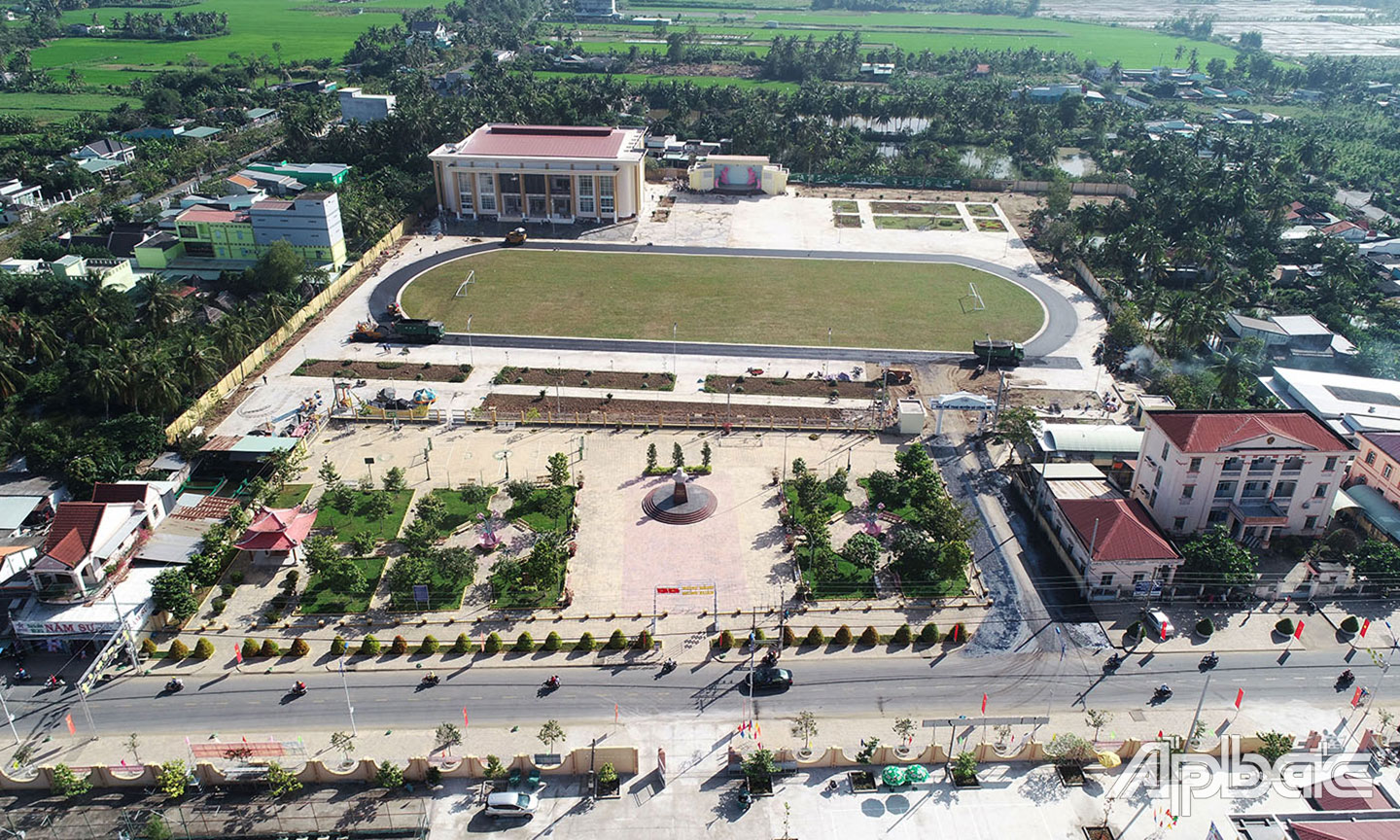 Trung tâm Văn hóa, Thể thao và Truyền thanh huyện được đầu tư khang trang giúp nâng cao đời sống văn hóa, thể thao cho người dân.