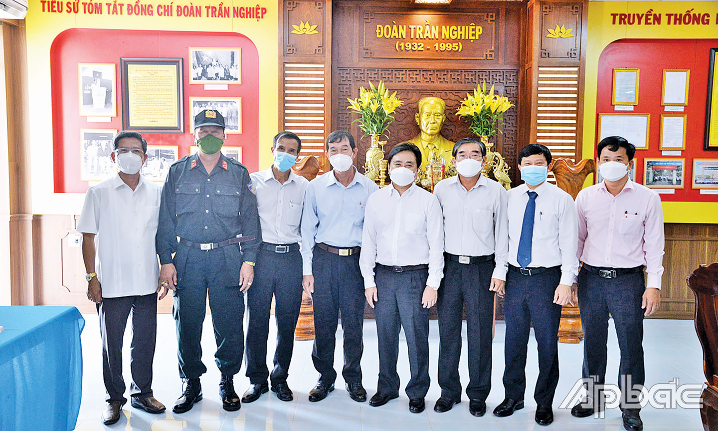 Lãnh đạo Quân khu 9, tỉnh Tiền Giang, huyện Gò Công Tây tham quan Phòng truyền thống Trường THCS  và THPT Đoàn Trần Nghiệp do Thiếu tướng Đoàn Thanh Xuân hỗ trợ xây tặng, với kinh phí hơn 450 triệu đồng. 