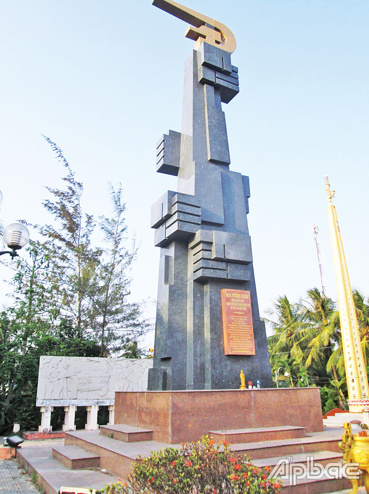 Bia tưởng niệm đồng bào hy sinh trong cuộc đấu tranh chính trị tại ngã ba Chim Chim.