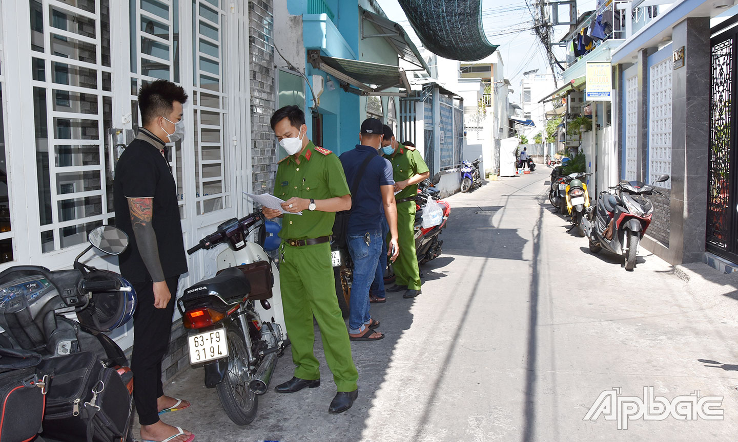 Công an thành phố Mỹ Tho điều tra tại hiện trường. ảnh Thanh Việt.