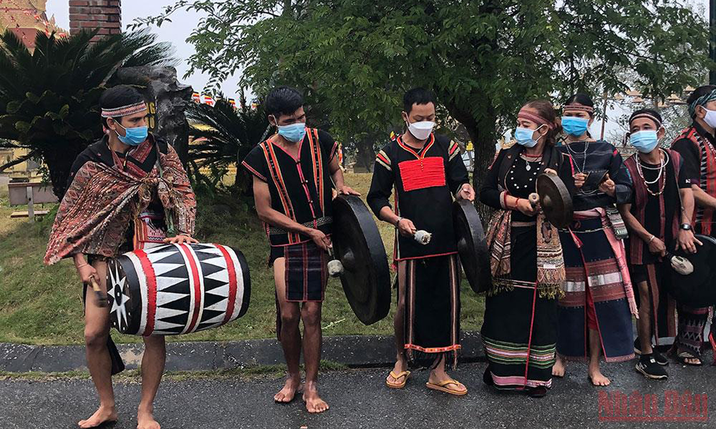 Trình diễn cồng chiêng Tây Nguyên.