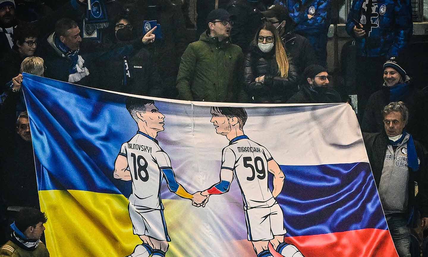 Tấm TIFO với thông điệp hòa giải và gắn kết của các CĐV CLB Atalanta treo trong trận đấu với Bayer Leverkusen ở Europa League vừa qua. Ảnh: Getty