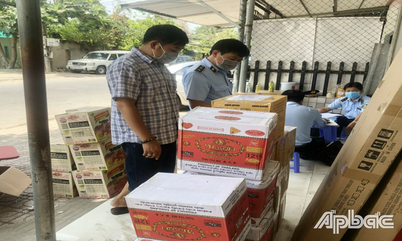 Đội QLTT số 6 kiểm tra cơ sở kinh doanh thực phẩm nhập lậu tại TP. Mỹ Tho.