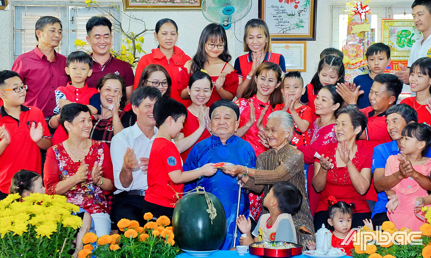 Với tiêu chí ứng xử chung và các tiêu chí ứng xử cụ thể, Bộ tiêu chí ứng xử trong gia đình góp phần nâng cao văn hóa gia đình. (Ảnh chụp trước khi dịch Covid-19 bùng phát)                                     Ảnh: DUY NHỰT