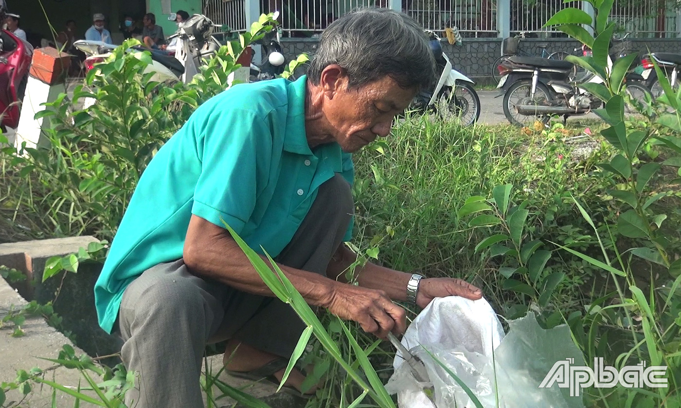 Ông Nguyễn Công Bảy đang thu gom rác thải